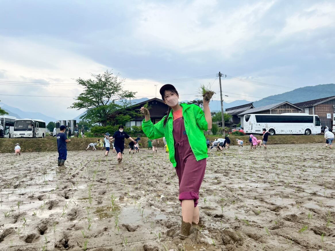 ＜田植え体験にMC参加の農業タレント田中さきさん＞