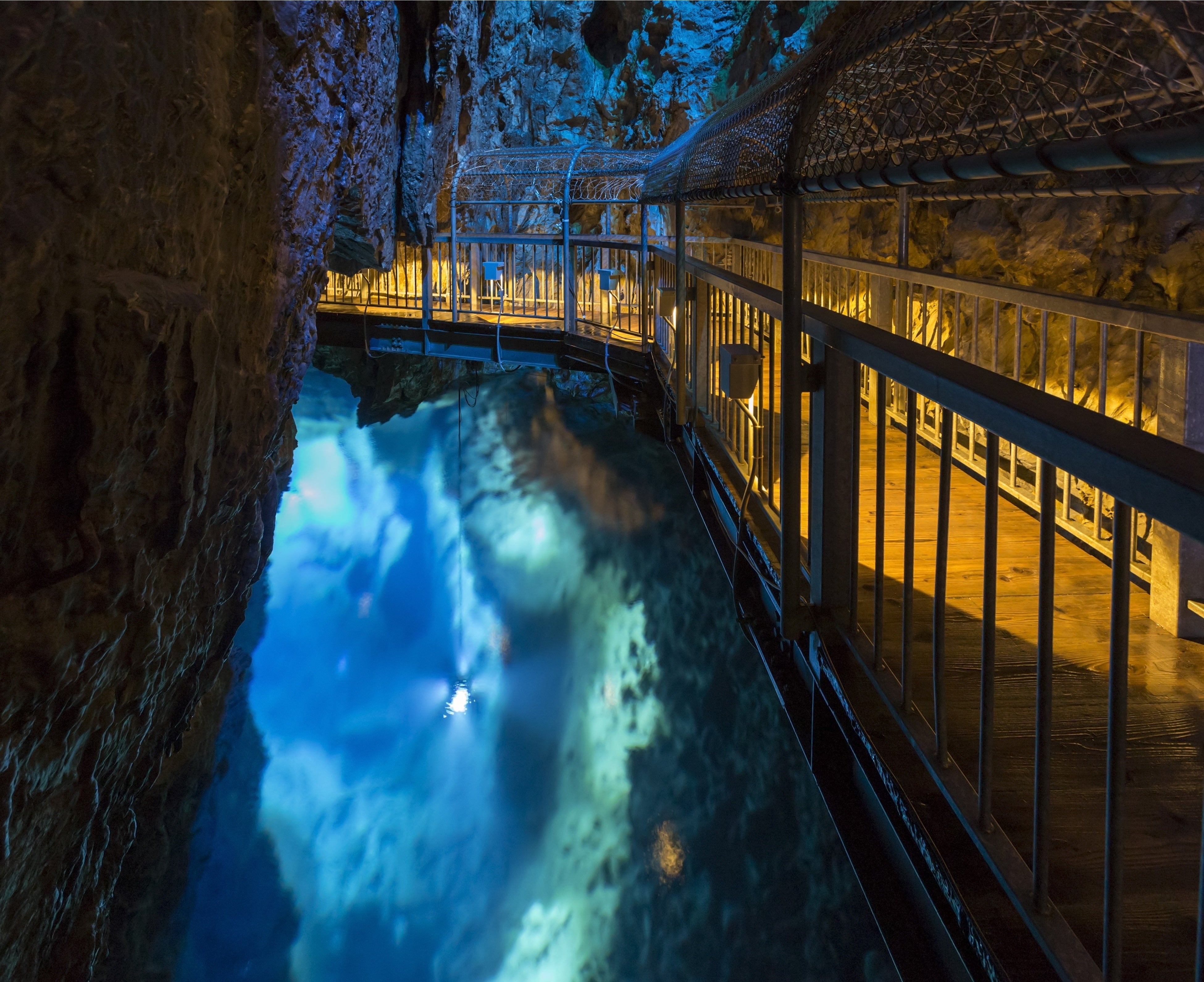 龍泉洞（イメージ）