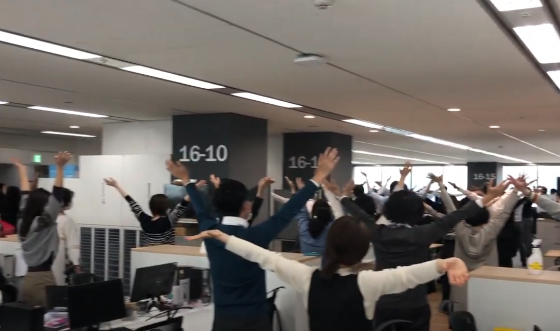 健康経営の取り組み事例：毎週実施「ラジオ体操」の様子