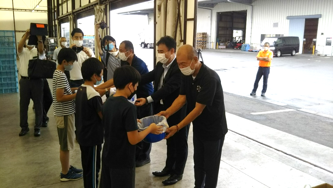 三島青果から坂小学校の皆さんに堆肥が渡されました。