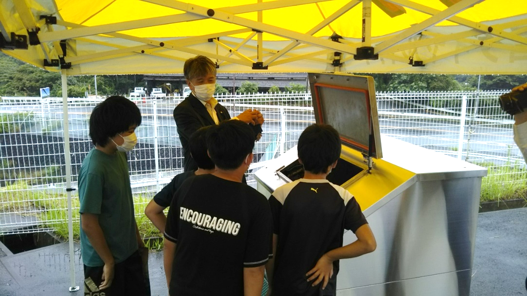 地域食品資源循環ソリューションの説明を受ける児童の皆さん