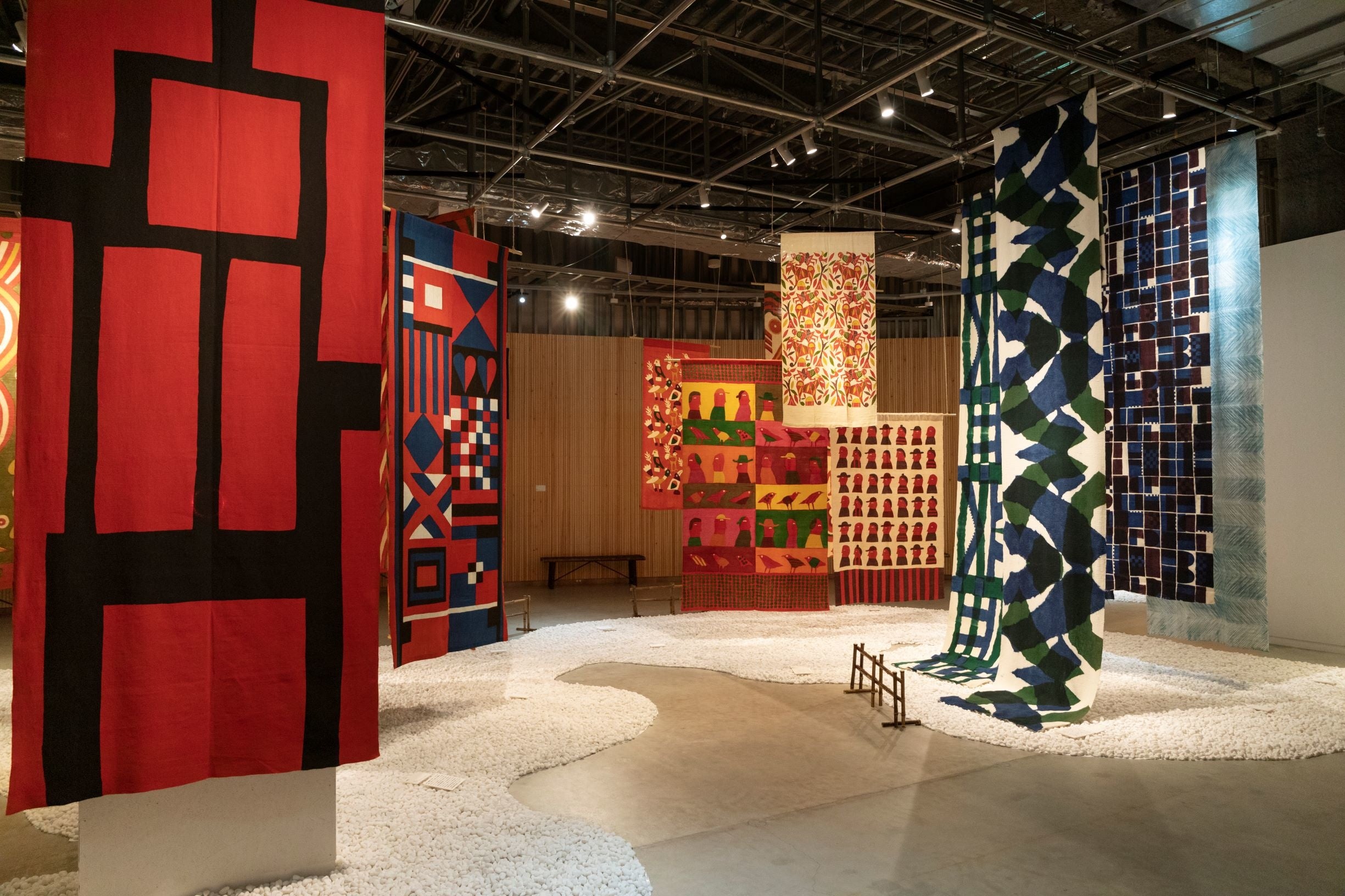 「PLAY！ MUSEUM 柚木沙弥郎life・LIFE」の展示風景＝木寺紀雄撮影