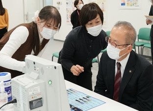 ストレス測定と血管年齢測定を行う船橋市の松戸市長