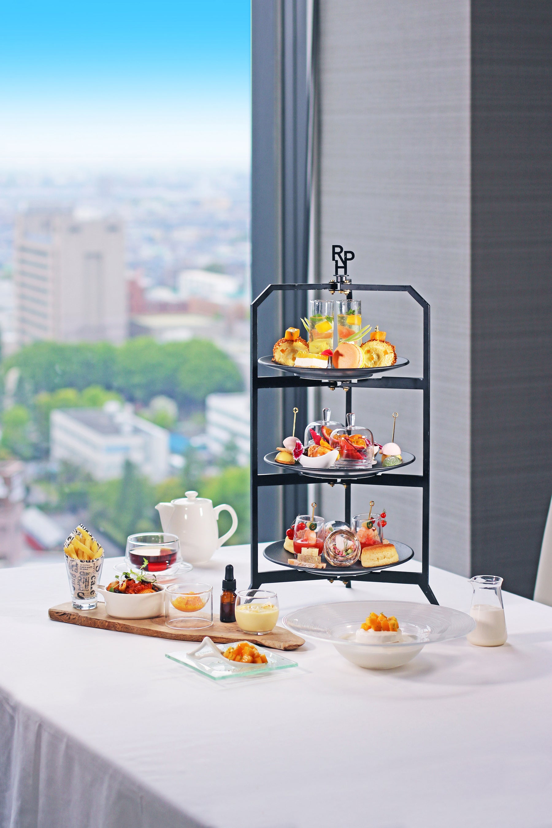 マンゴー＆トロピカルフルーツアフタヌーンティー-with-出来立て０秒プレミアム生クリームのマンゴーショートケーキ