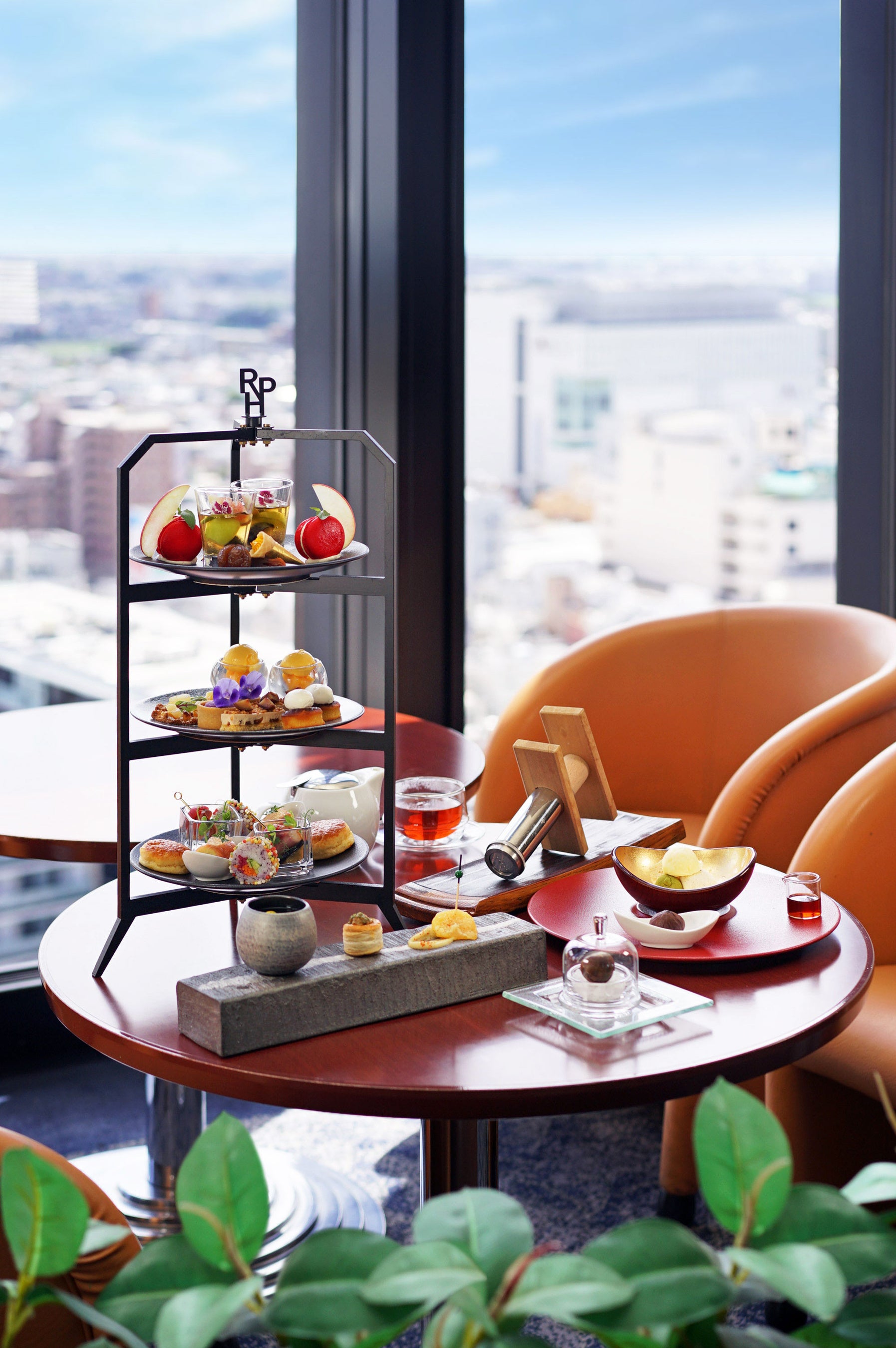 国産和栗とさつまいも 秋の味覚 アフタヌーンティーWith 出来立て0秒 和栗のモンブラン～小さな和パフェ仕立て～