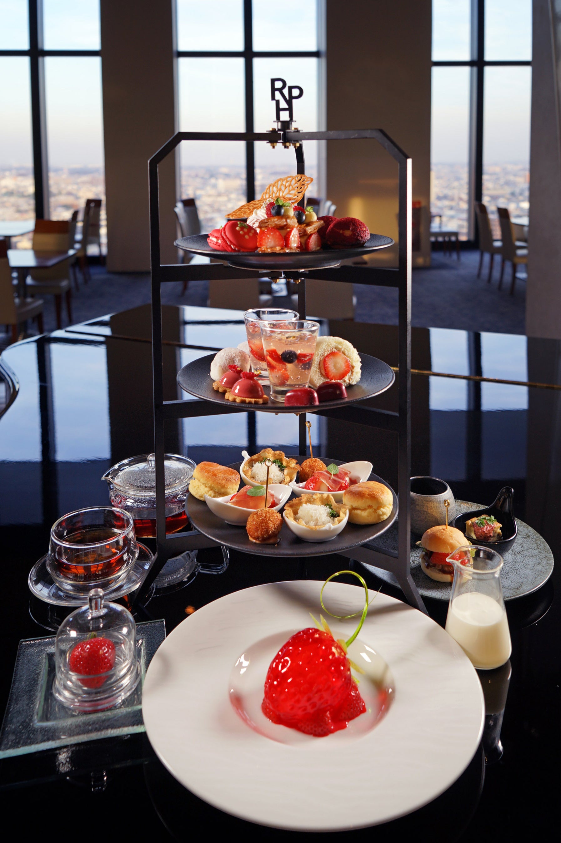 いちごアフタヌーンティー with クリスタリゼ ドゥ フレーズ