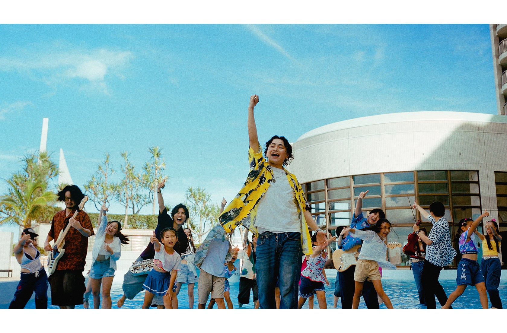 【ロワジールホテル那覇】沖縄発バンド「Teechi」新曲「カリーさびら」MV公開！2027年にリニューアルを控える「屋外プール」が撮影舞台に。