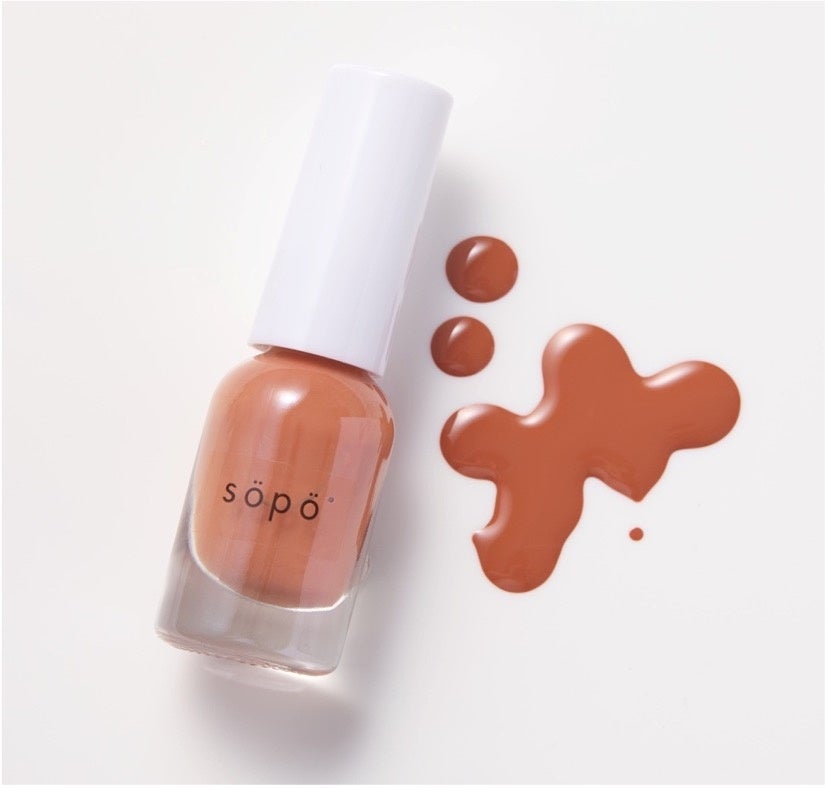 10 ピーチネクター　 手元をキレイに見せる、肌馴染みの良いコーラルピンク。