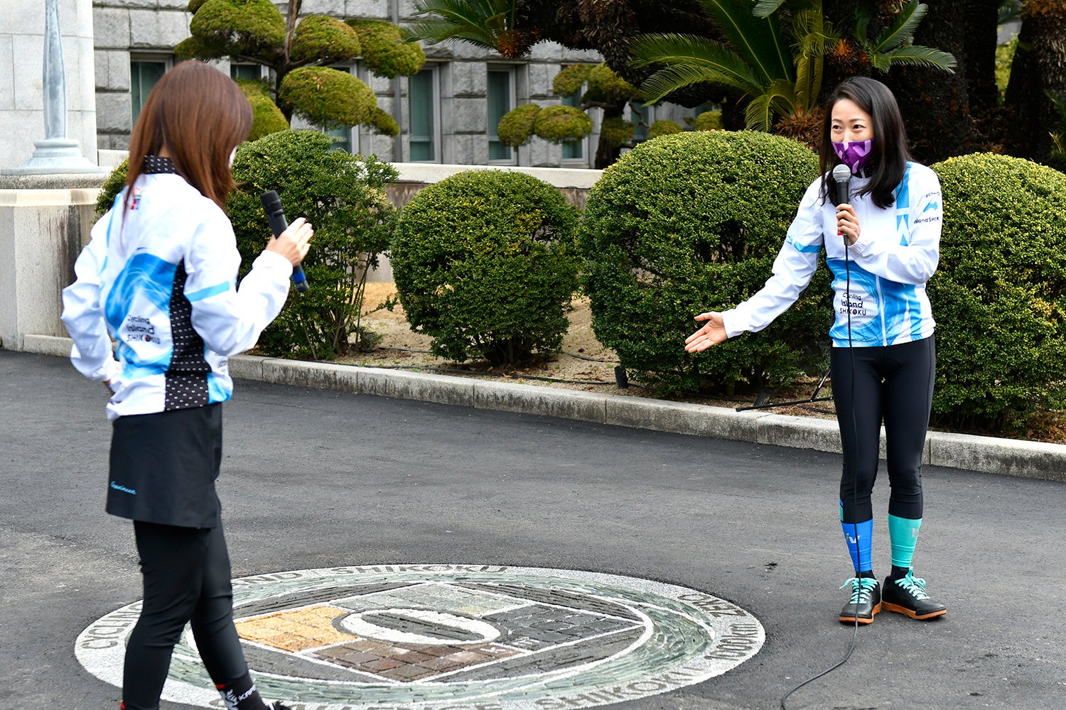 四国一周サイクリングPR大使 一青妙（ひとと・たえ）さん※画面右
