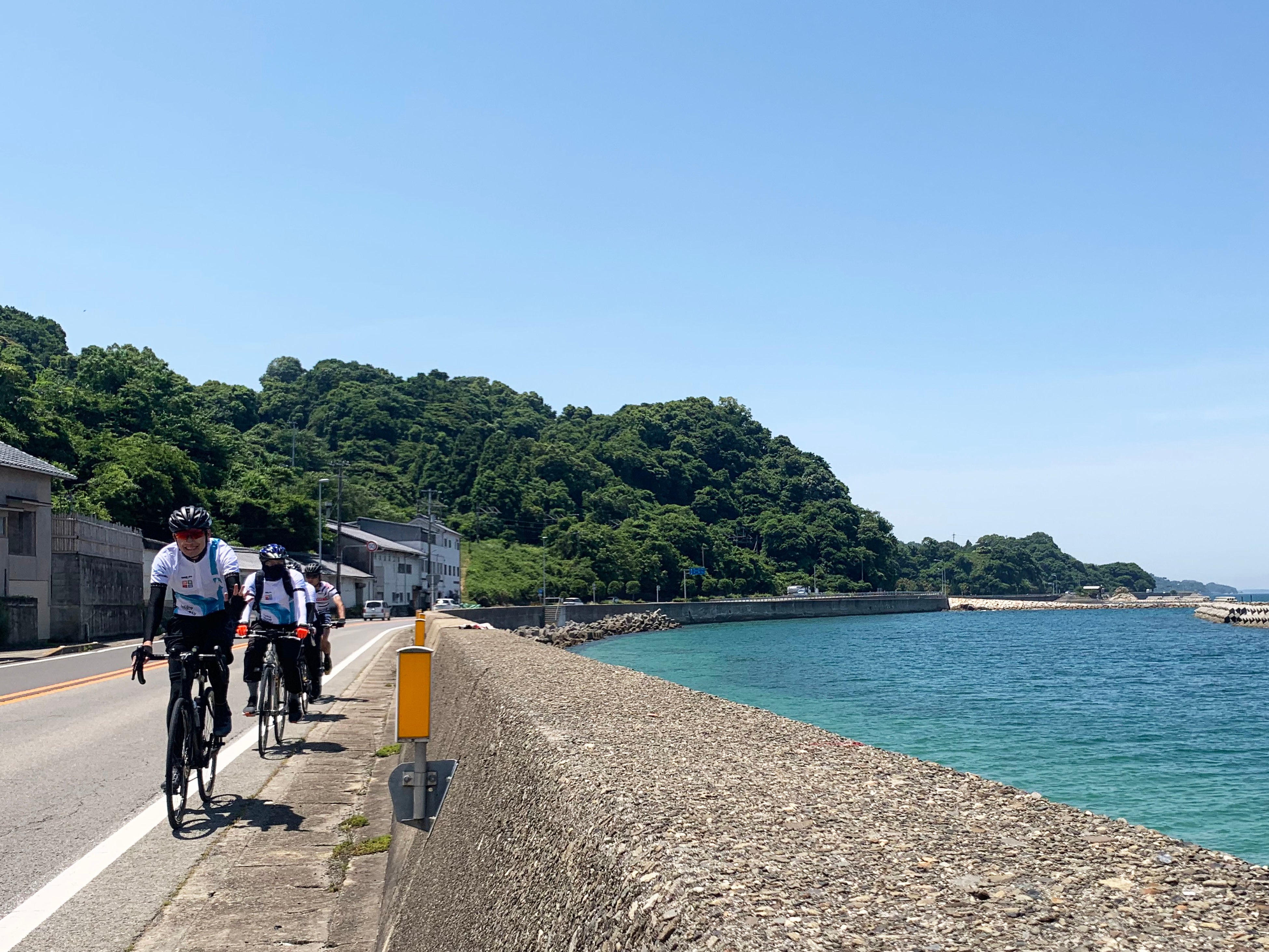 満潮の澄み切った瀬戸内ブルーと心地よい潮風を感じながらのサイクリング