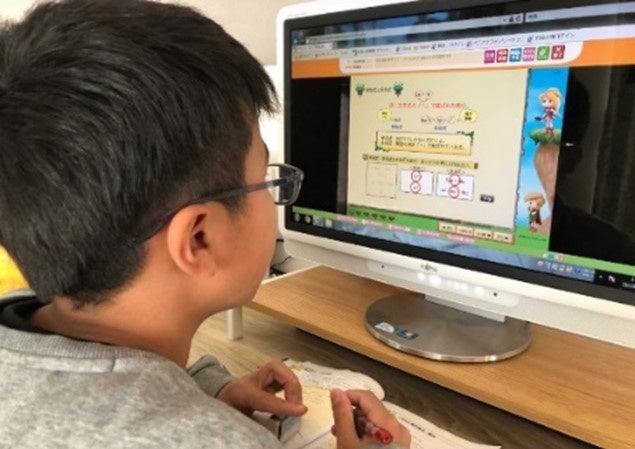 ICT教材「すらら」を使って自宅学習する様子