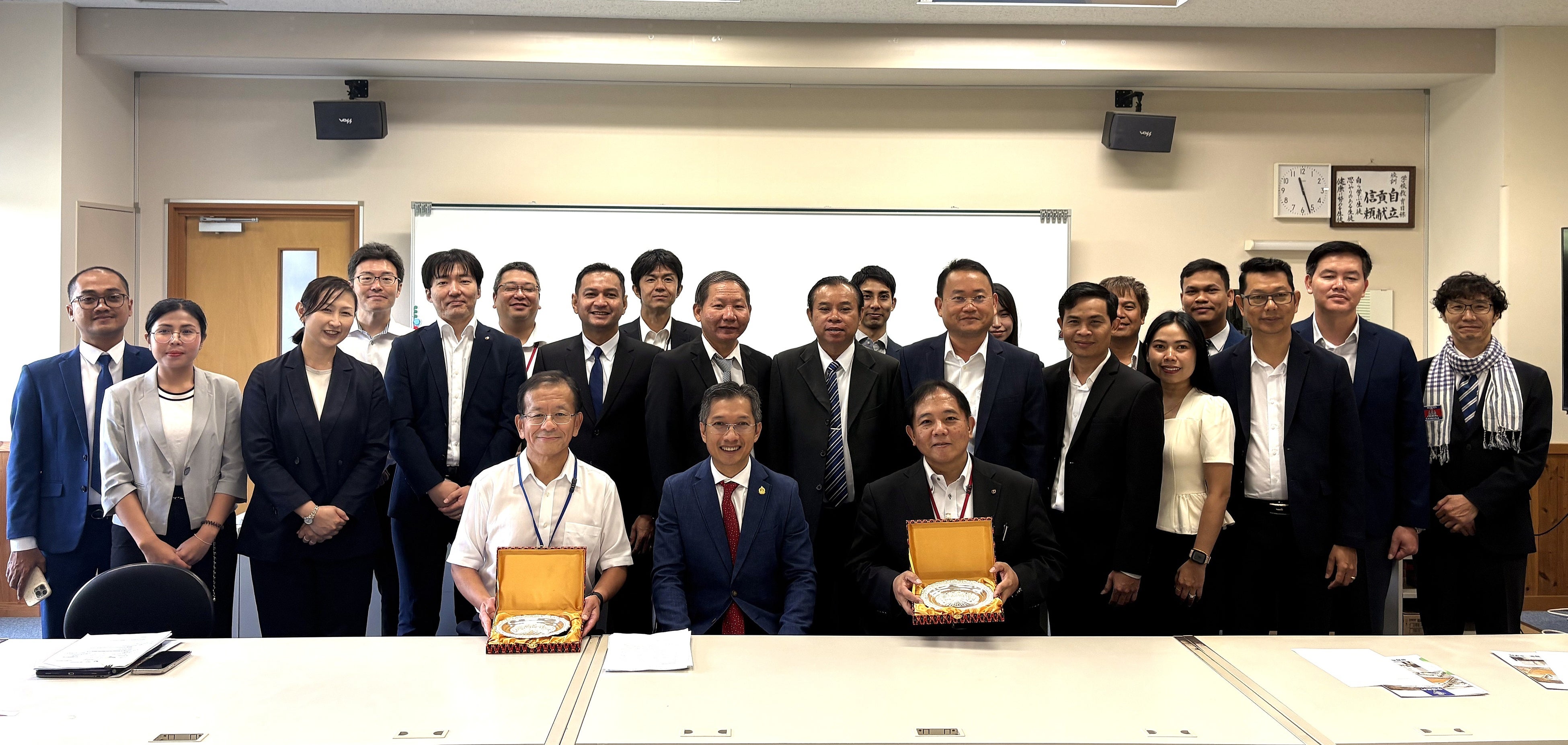 すららネット、カンボジア教育省代表団を日本の公立中学校へ招聘