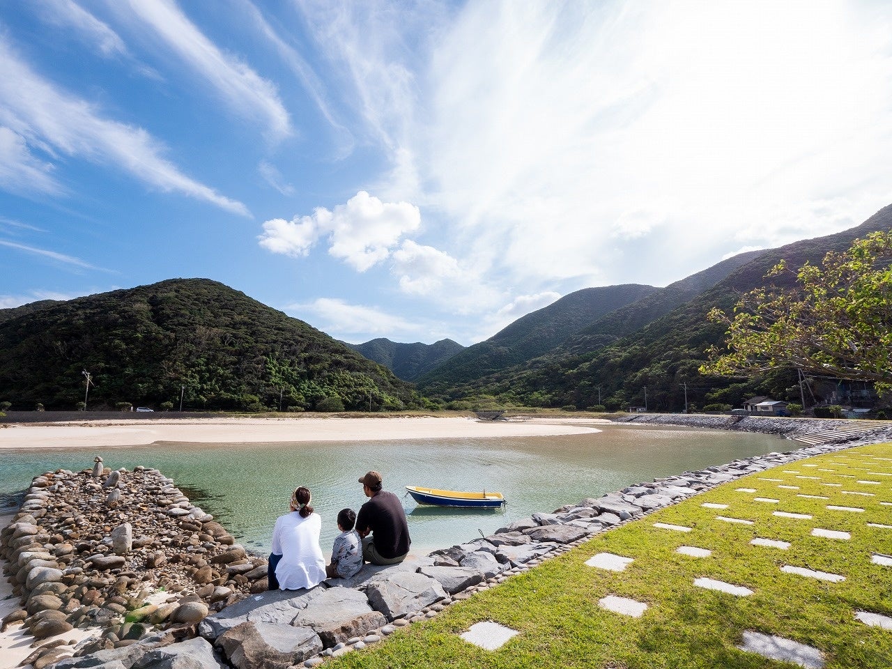 頓泊海水浴場でのんびりと過ごす親子