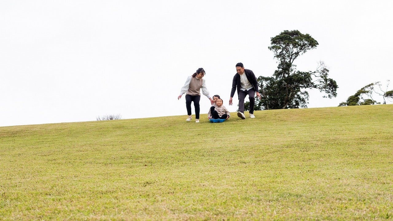 草スキーを楽しむ親子