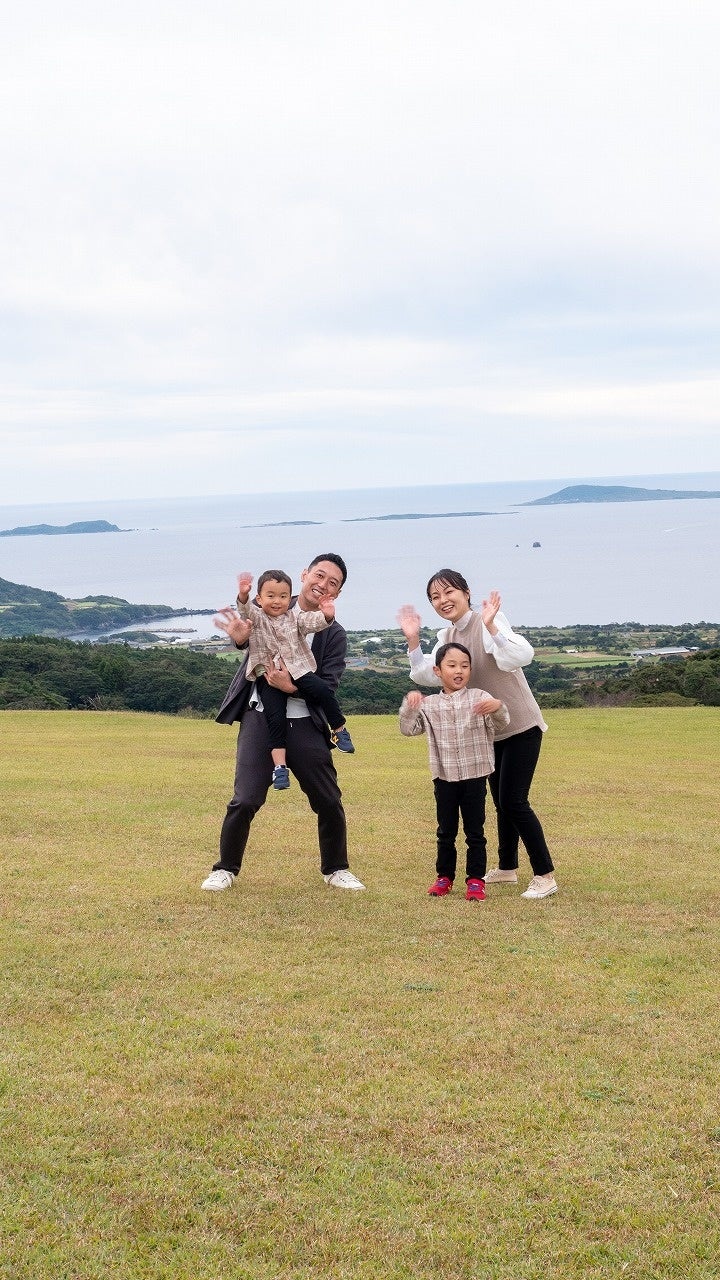 島のシンボル「鬼岳」で家族団らん