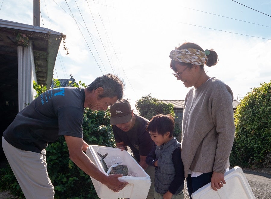 近所の人から新鮮な魚のおすそ分けも日常風景