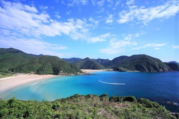 日本一美しい砂浜といわれる「高浜海水浴場」