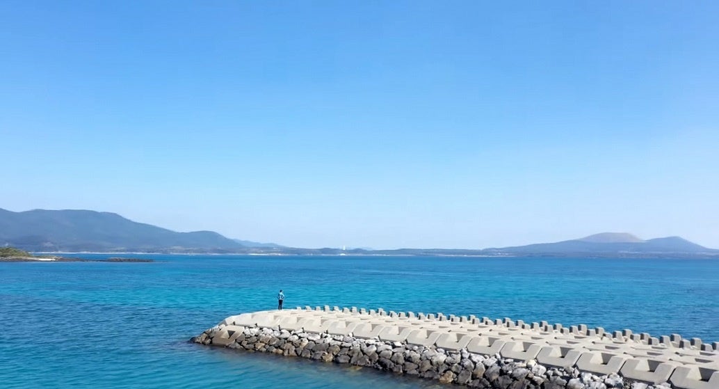 グラデーションが美しい海に囲まれています。