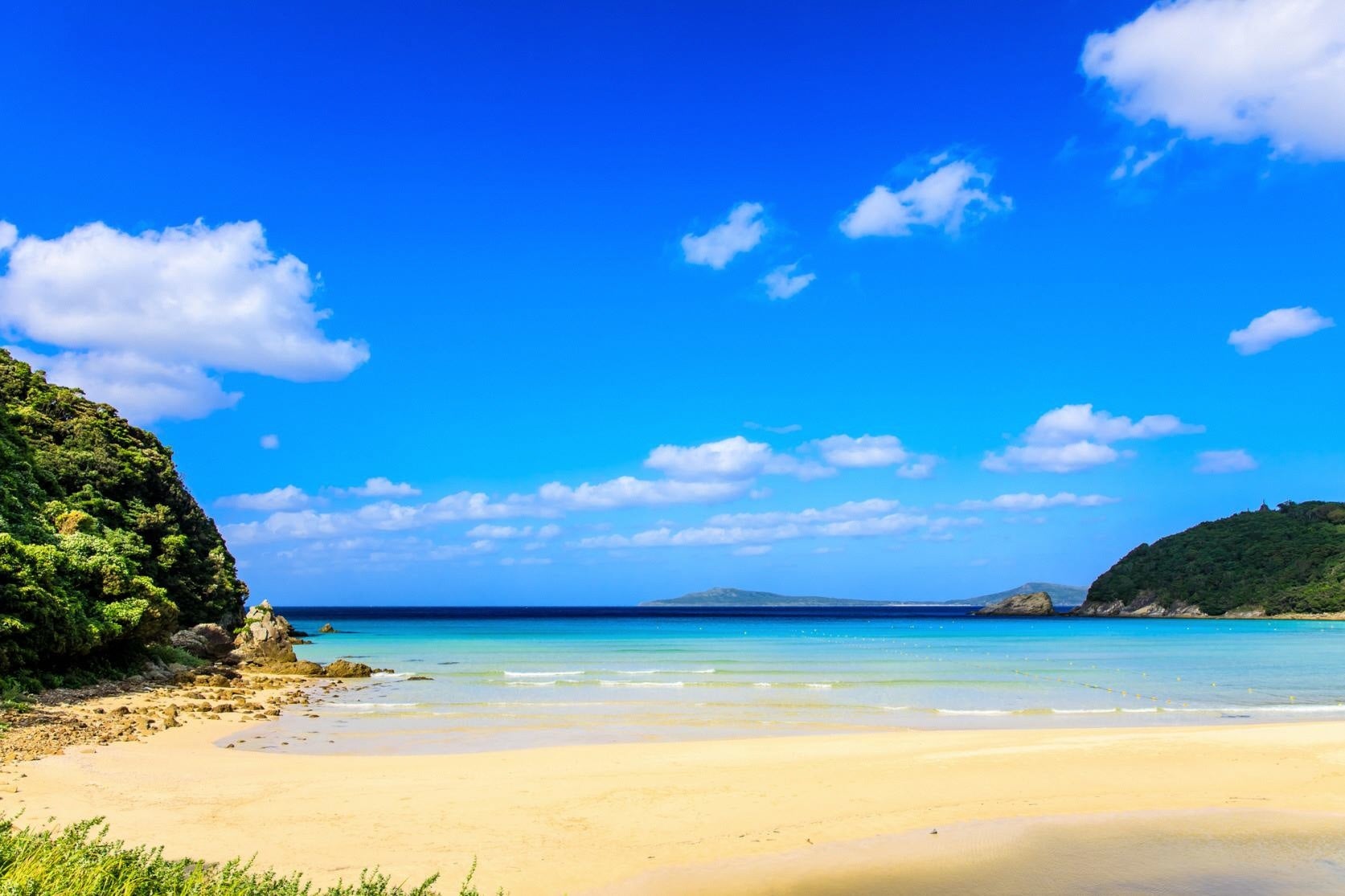 爽やかなブルーのグラデーションと白い砂浜が美しい「高浜海水浴場」