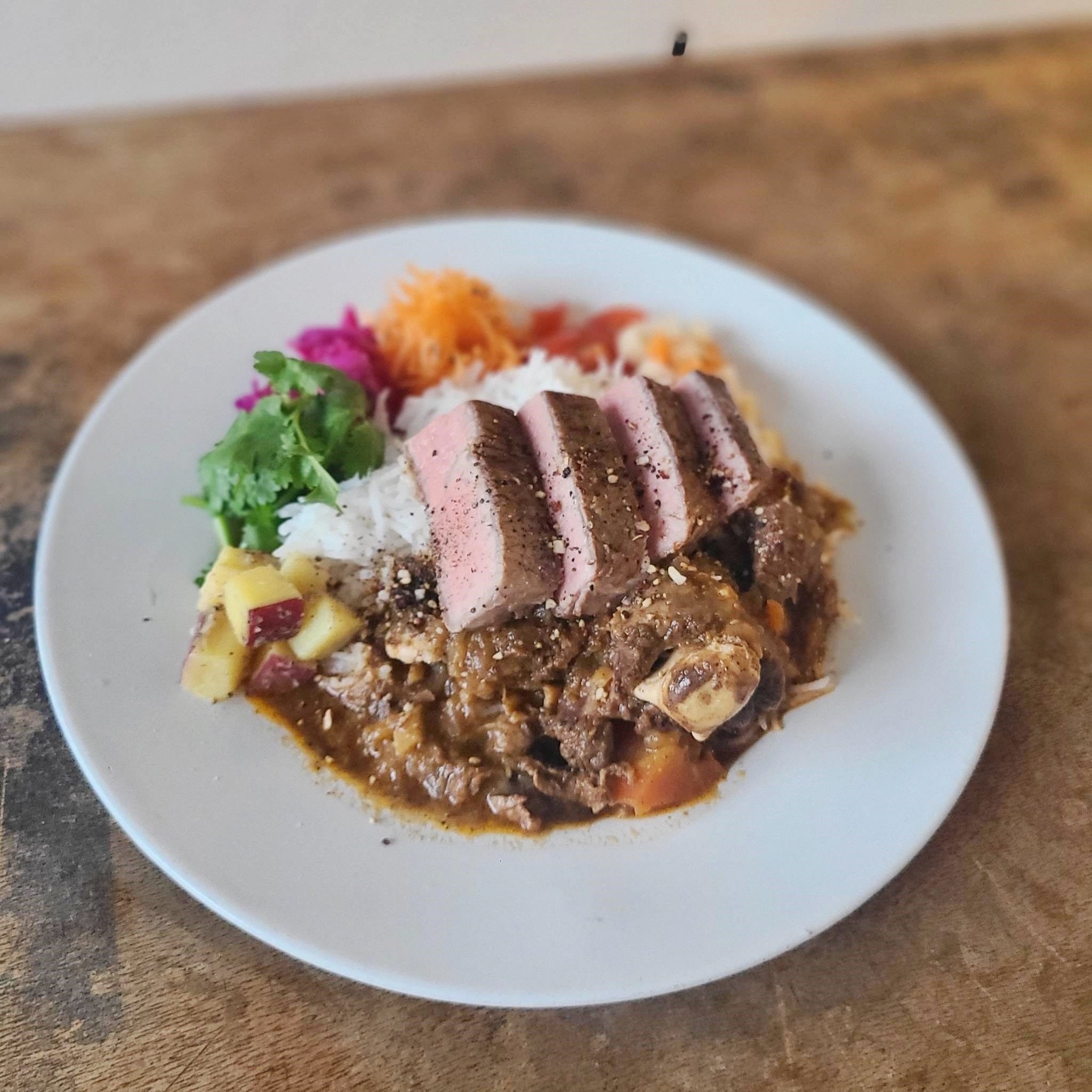 五島牛ステーキのスパイスカレー、五島の野菜のアチャール添え