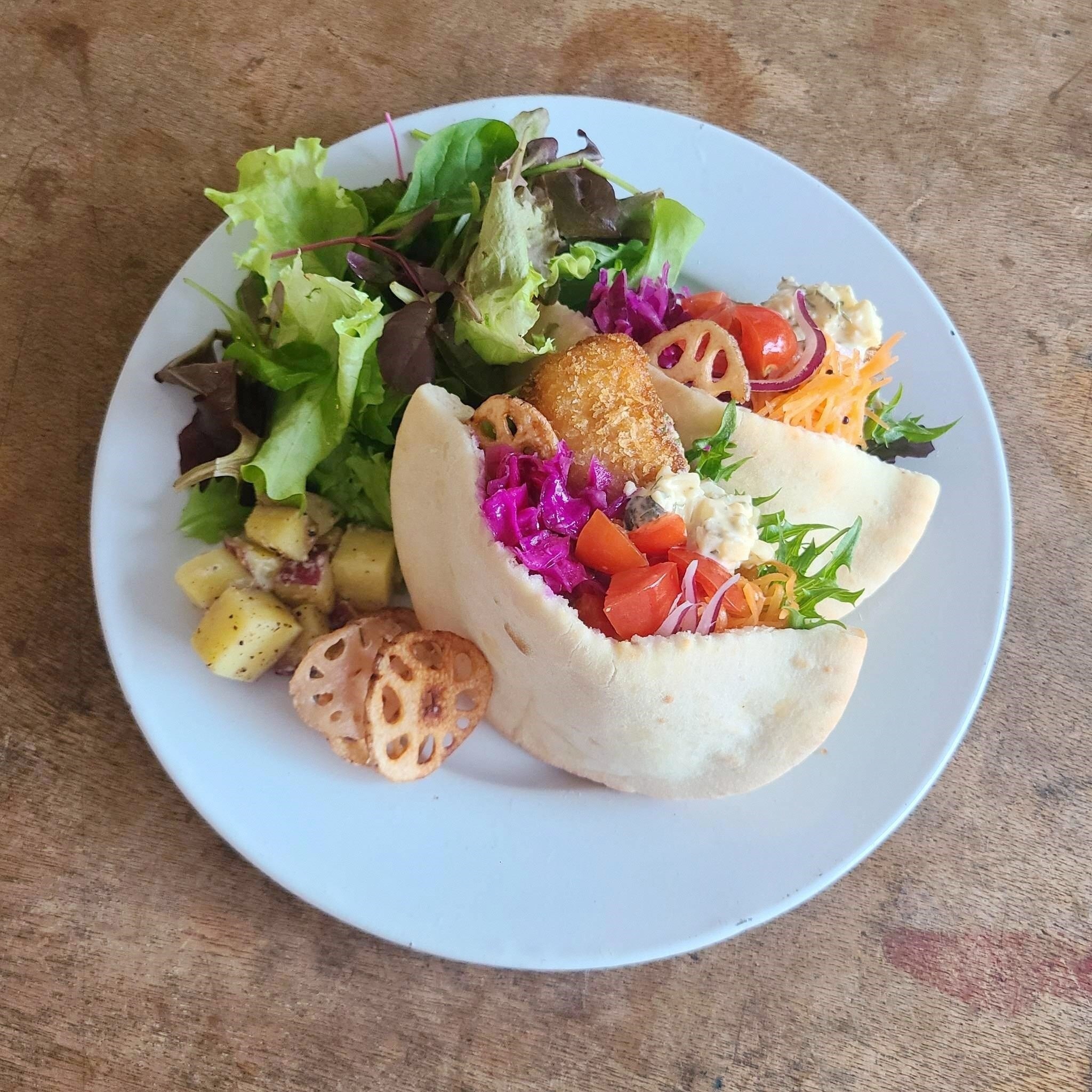 五島野菜と鮮魚のフライのピタサンド