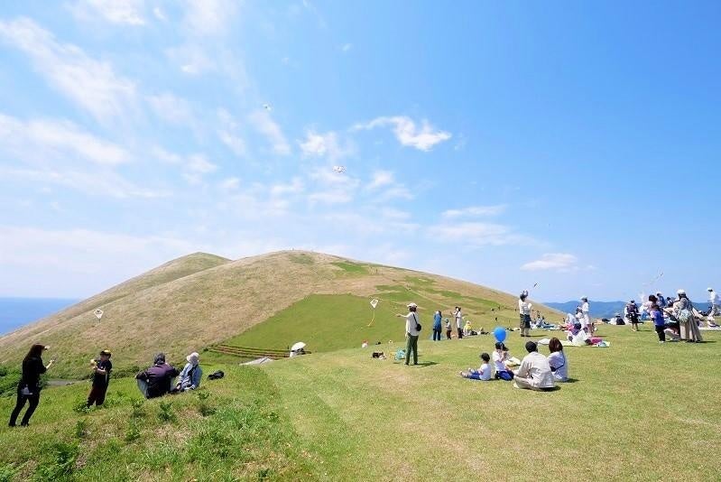 福江の町や周辺に広がる島々を一望できる、五島列島・福江島のシンボル「鬼岳」