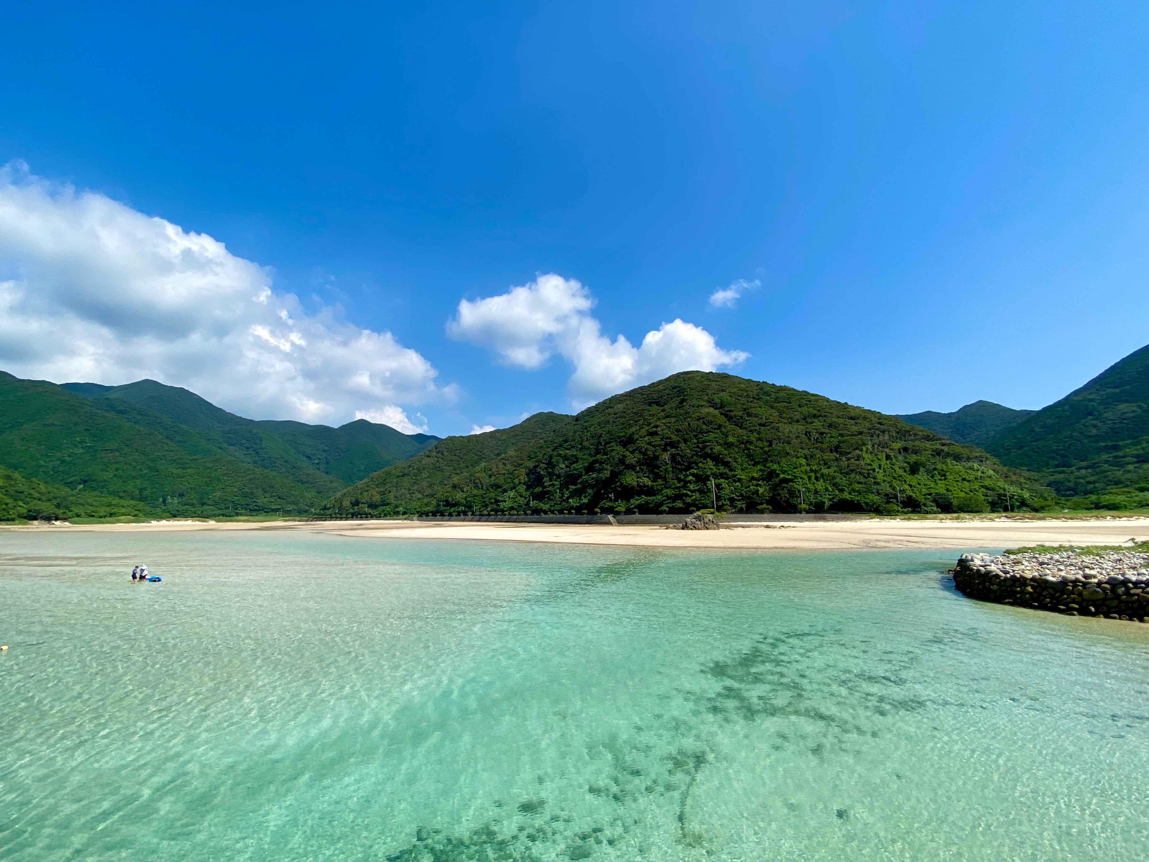 透き通った海が、暮らしのすぐそばに。