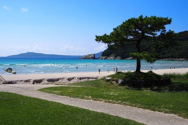 夏は大勢の観光客でにぎわう「高浜海水浴場」