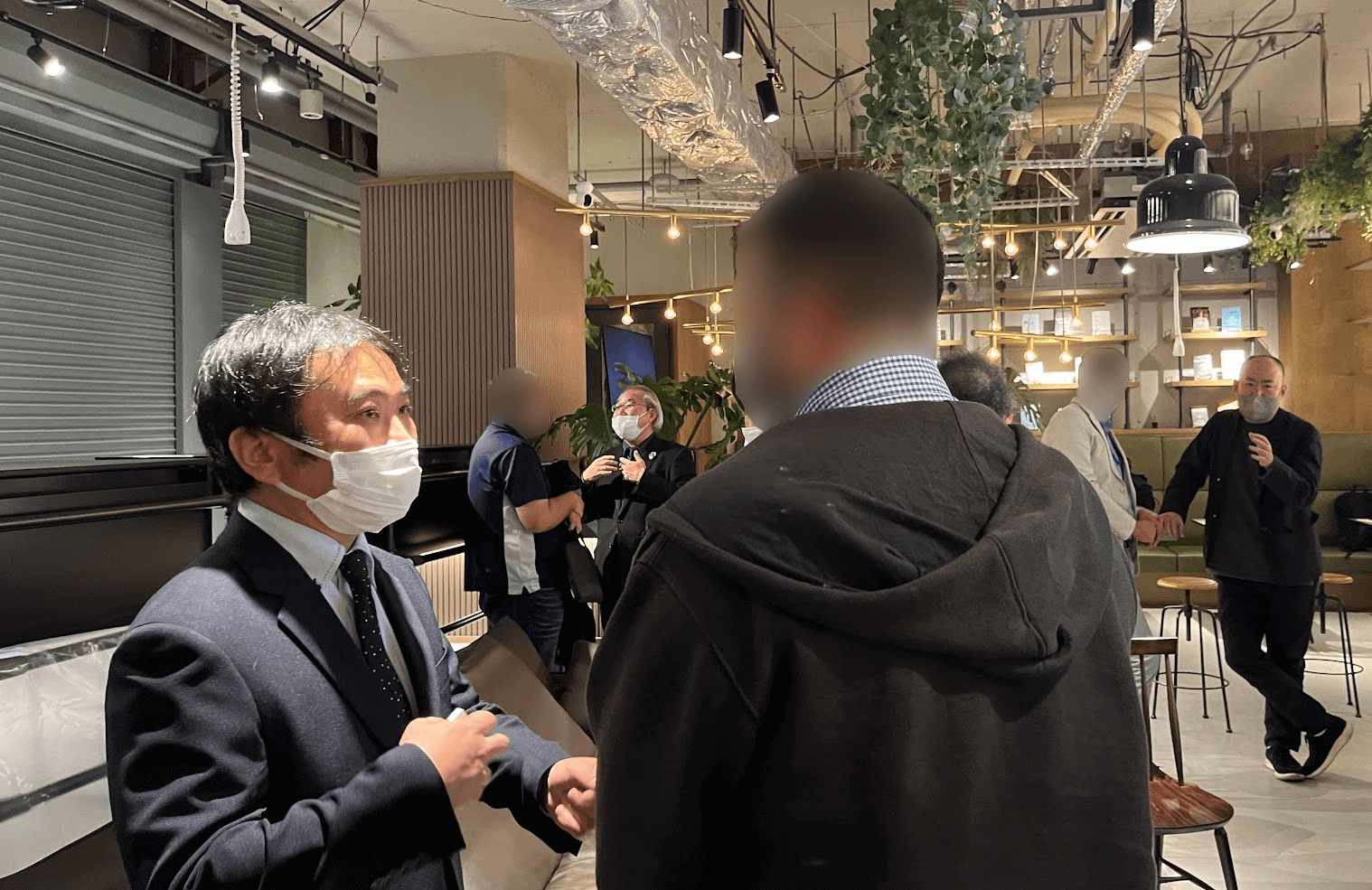 参加者同士の活発な交流が行われている様子（プライバシー保護のために一部画像を加工しています）