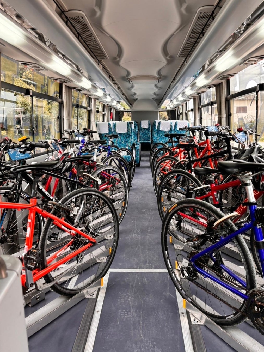 自転車を積み込んだ車内