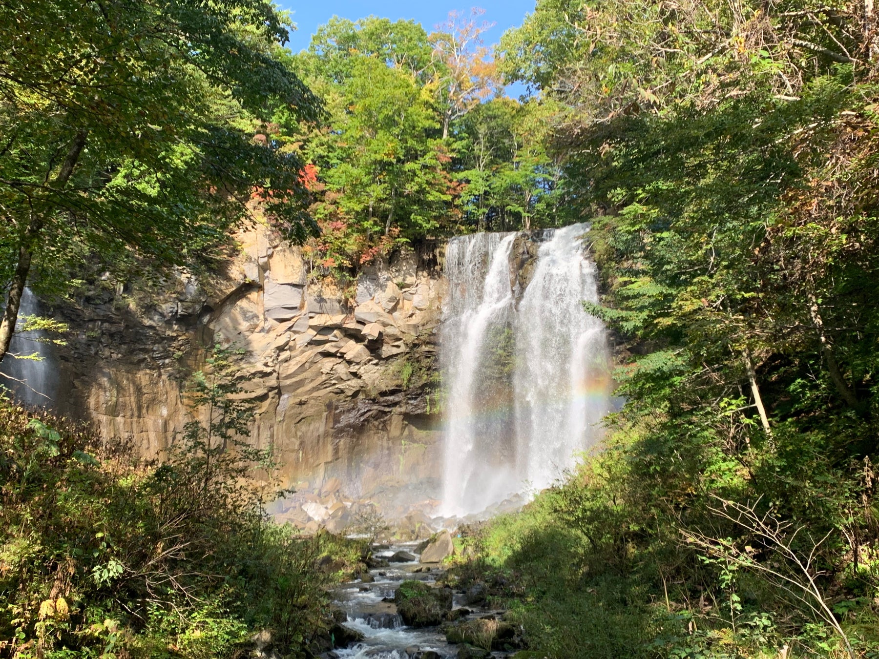 「日本の滝百選」に選ばれているアシリベツの滝にかかる虹(2023年10月9日撮影)