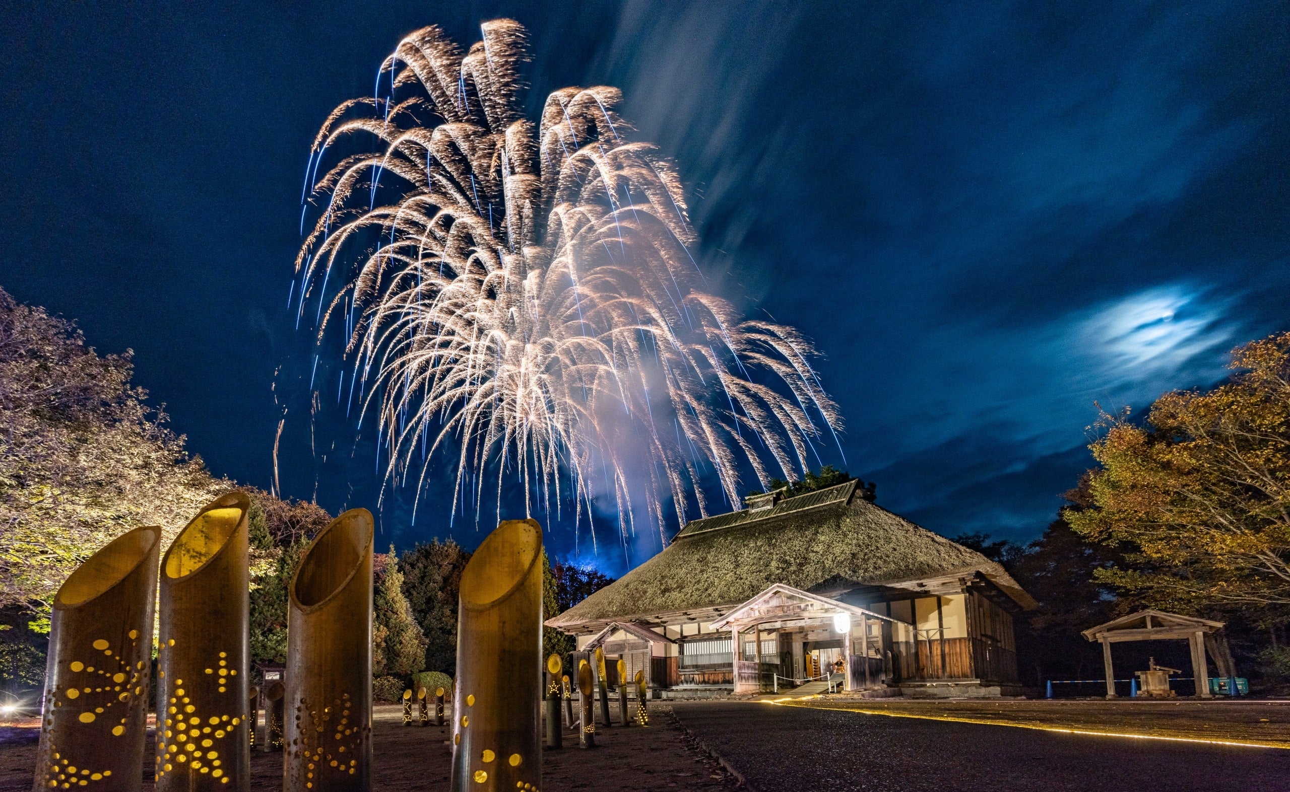 東北の古民家をライトアップ『みちのくふるさと秋灯り 2025』開催(国営みちのく杜の湖畔公園)