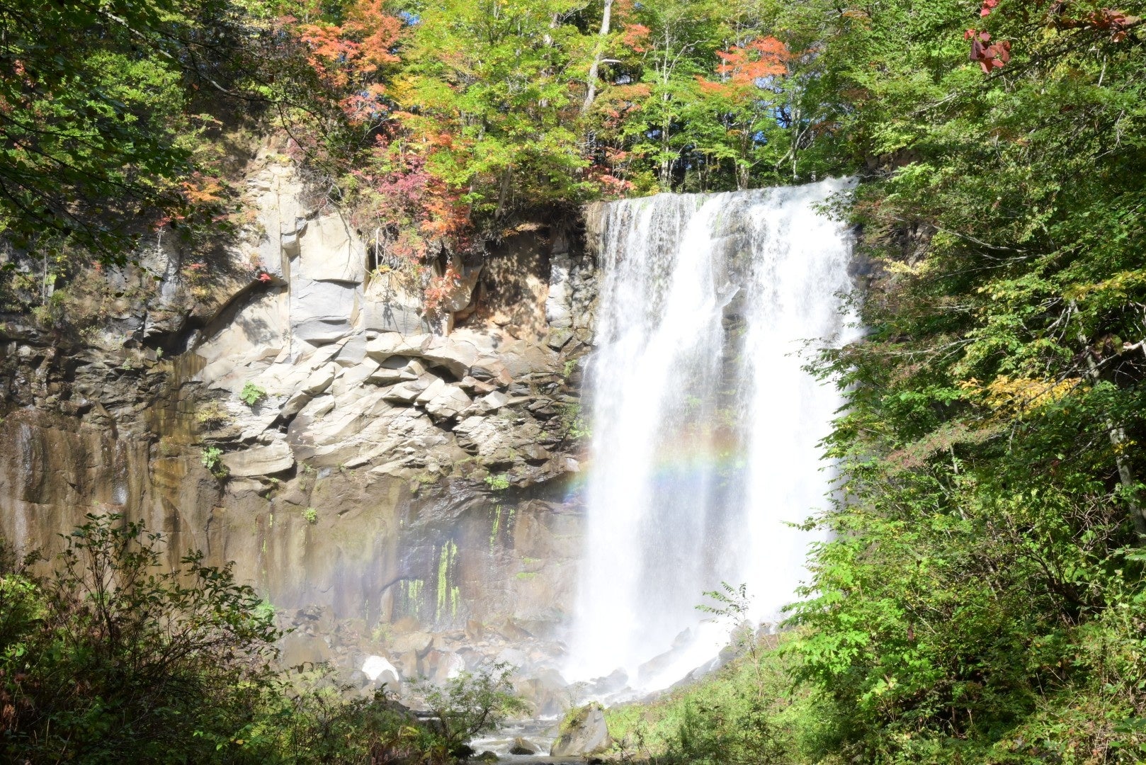 【10月朝限定！】”日本の滝百選”「アシリベツの滝」に虹がかかります！（滝野すずらん丘陵公園）