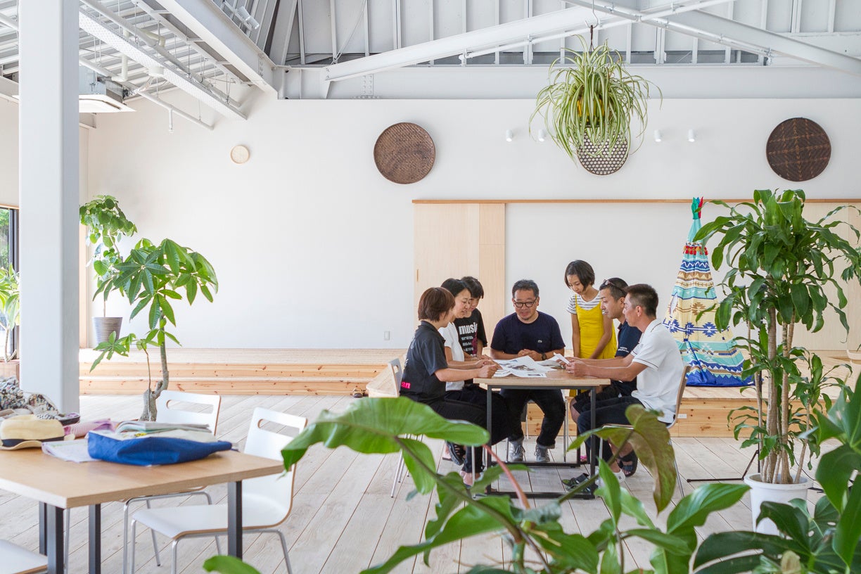 まーぐん広場内「伝泊 奄美 ホテル」１階の共有広場