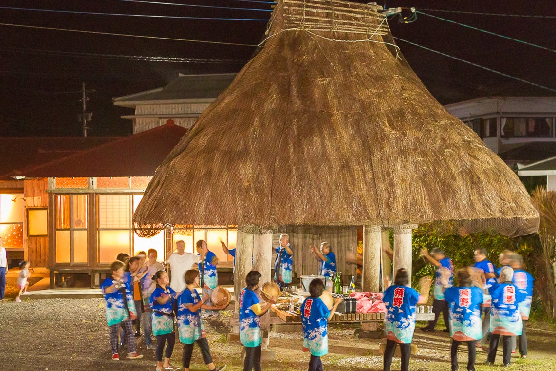 空き家を再生した古民家タイプの宿「伝泊 古民家」を囲んだ集落行事・八月踊り