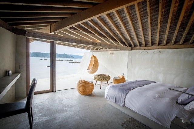 「伝泊 The Beachfront MIJORA」内観