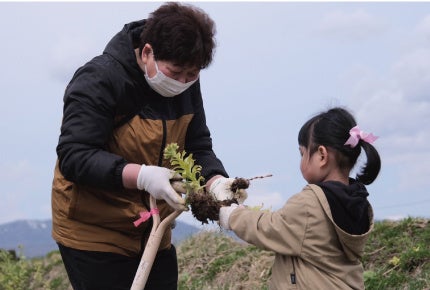 みんなで外来種の植物を取り、在来種を移植しました