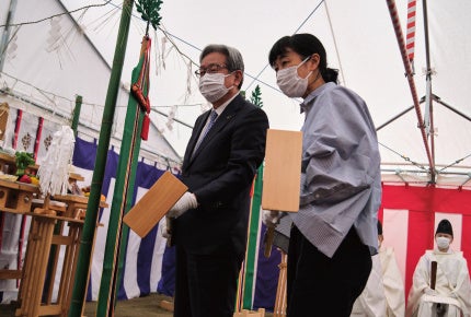 鍬入れを行う（左から）砂川市長の善岡様と実行委員長の今井