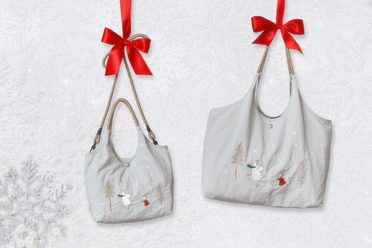 【ムーミン】心躍る冬の新作。雪景色をまとうアートのような刺繍バッグが登場。ムーミンとリトルミイが雪の日を楽しむ、心温まるワンシーンを表現。冬の装いを格上げする特別な軽いバッグでお出かけしませんか? 【ムーミン】心躍る冬の新作。雪景色をまとうアートのような刺繍バッグが登場。ムーミンとリトルミイが雪の日を楽しむ、心温まるワンシーンを表現。冬の装いを格上げする特別な軽いバッグでお出かけしませんか?