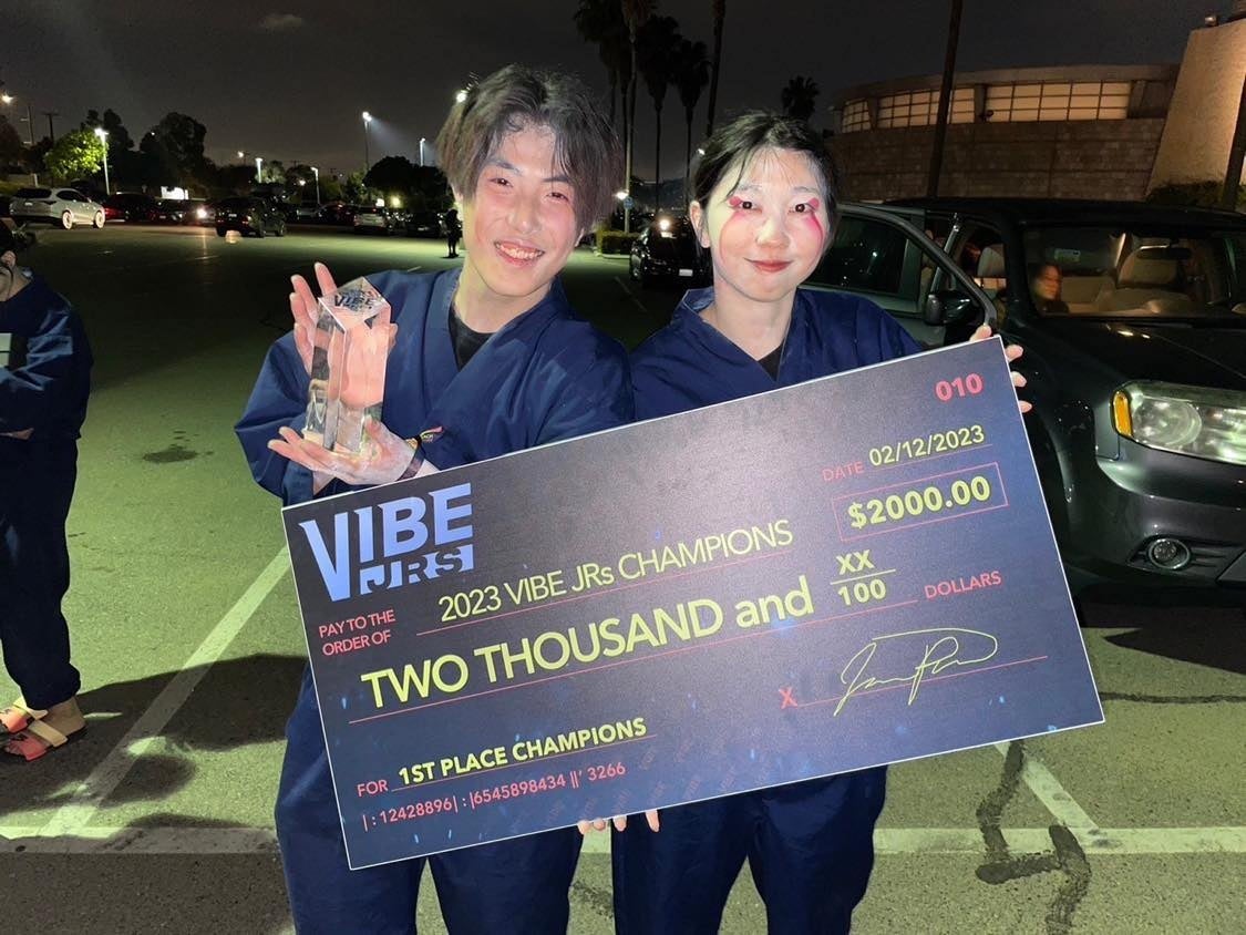 世界大会に出場した在校生(　三宅さん(左)、田村さん(右)　)