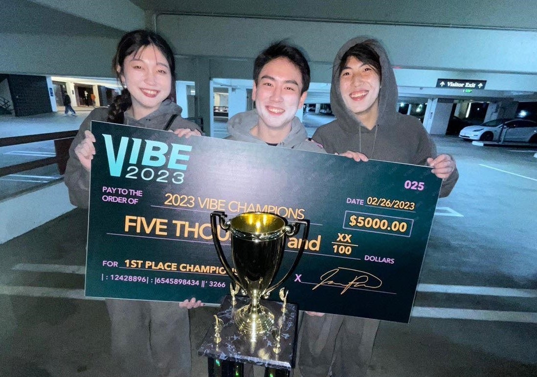 在校生と先生 (　田村さん(左)、儀間先生(中)　三宅さん(右)　)