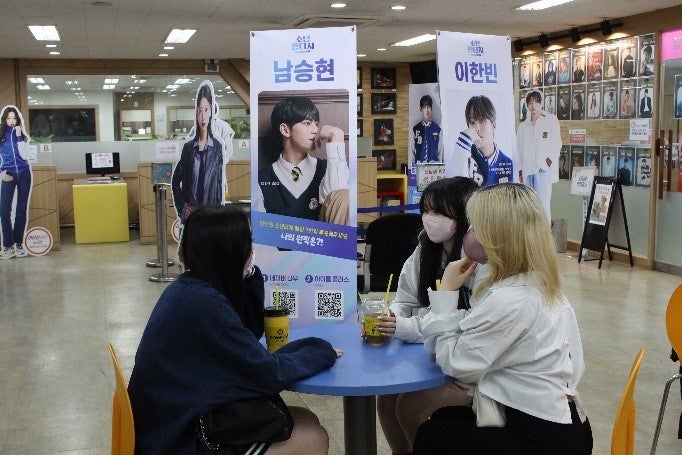 ソウル湖西芸術実用専門学校ロビーで談笑