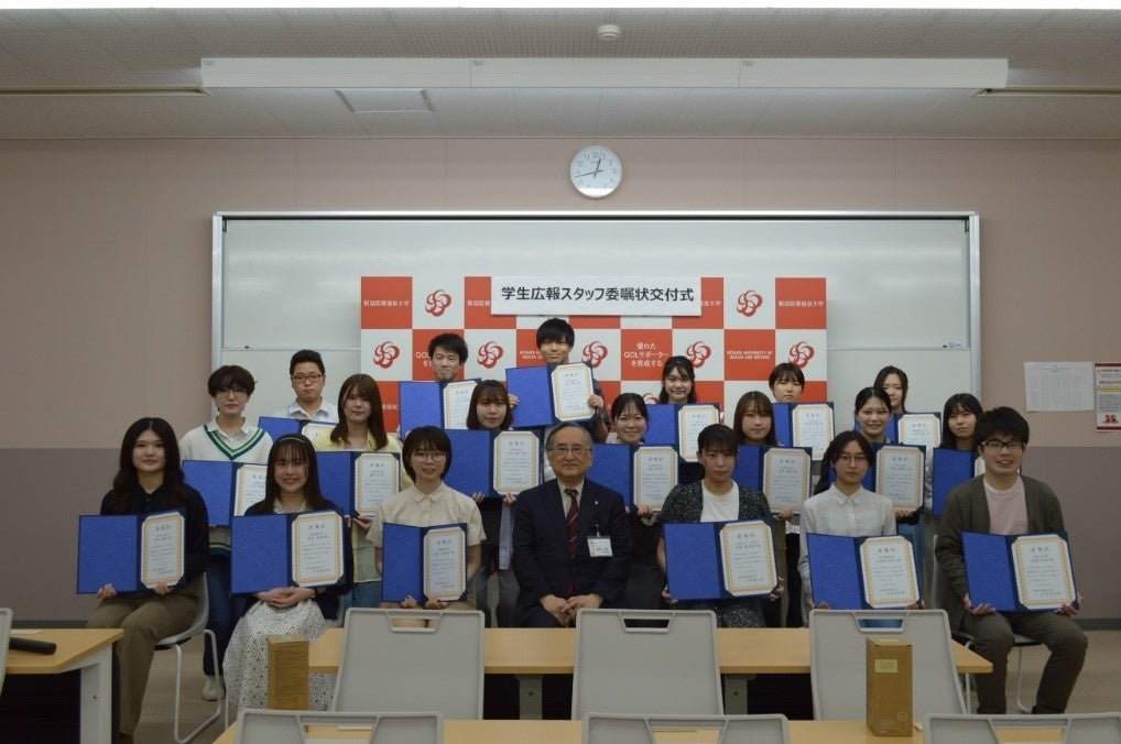 委嘱状交付式に参加した西澤学長と学生19名