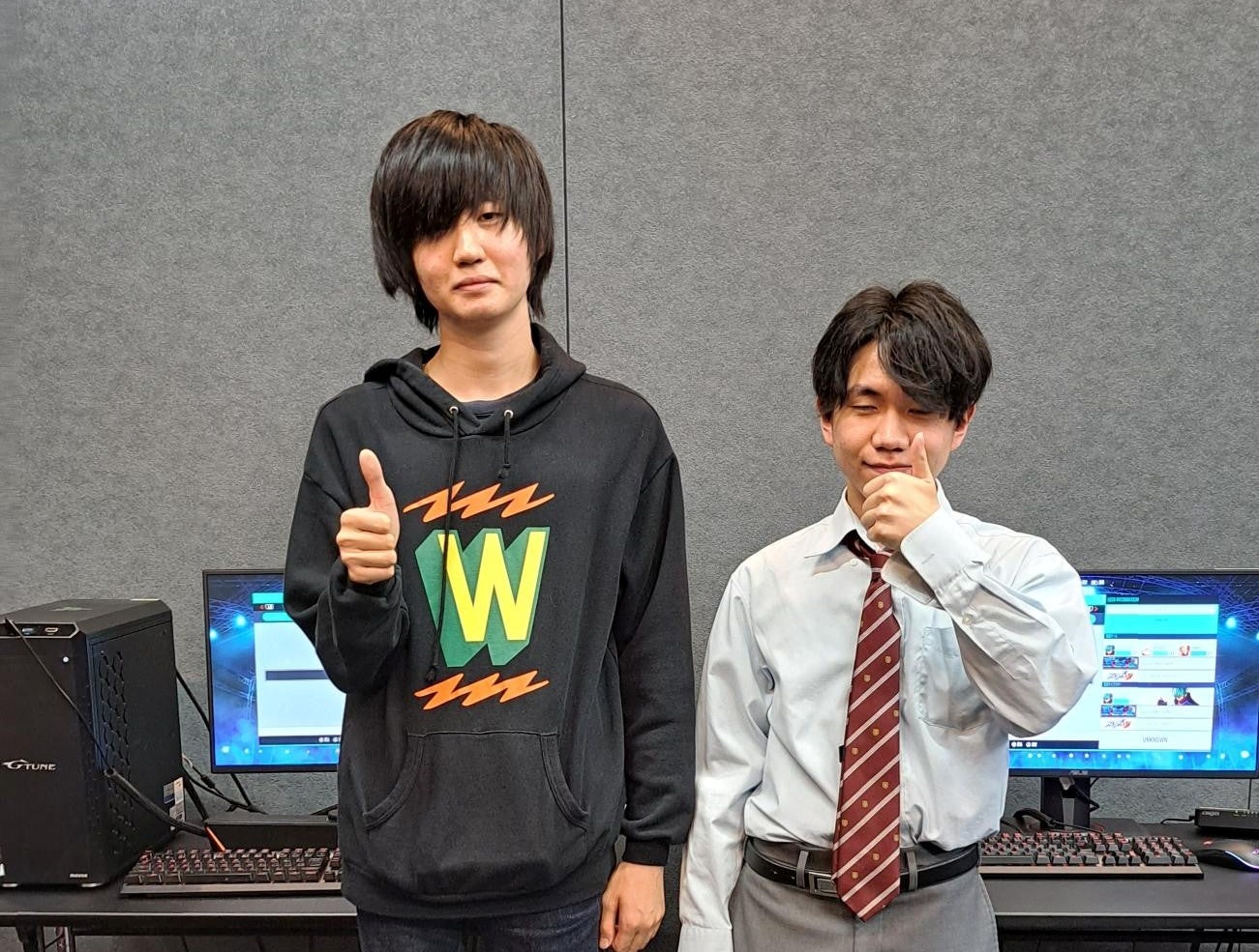 優勝した えでぃこ選手(左)