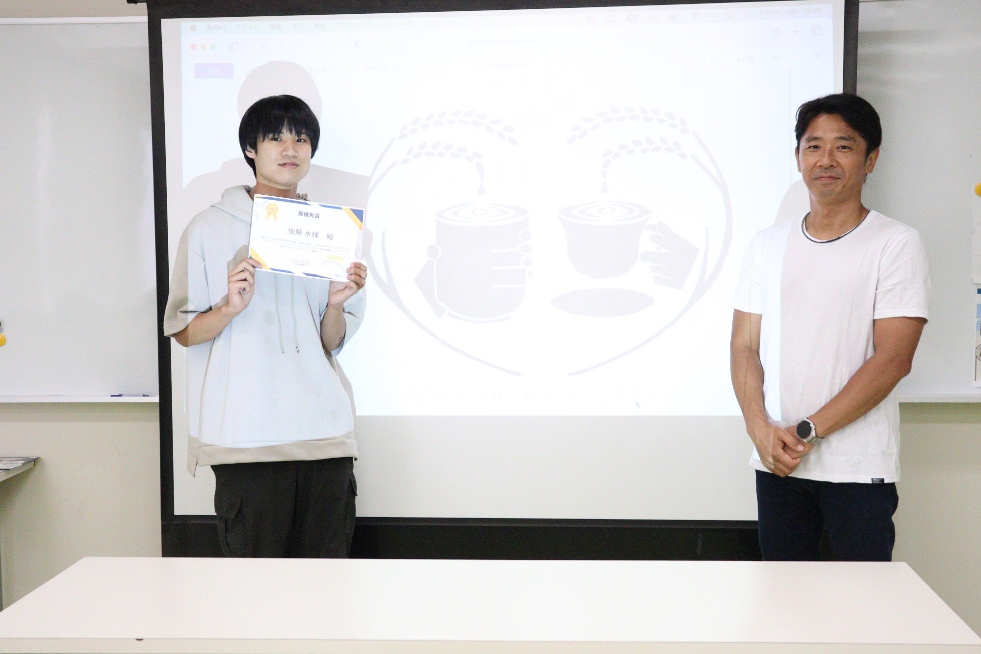 最優秀賞を受賞した後藤さん(左)とNDANDA合同会社社外取締役　池田様(右)