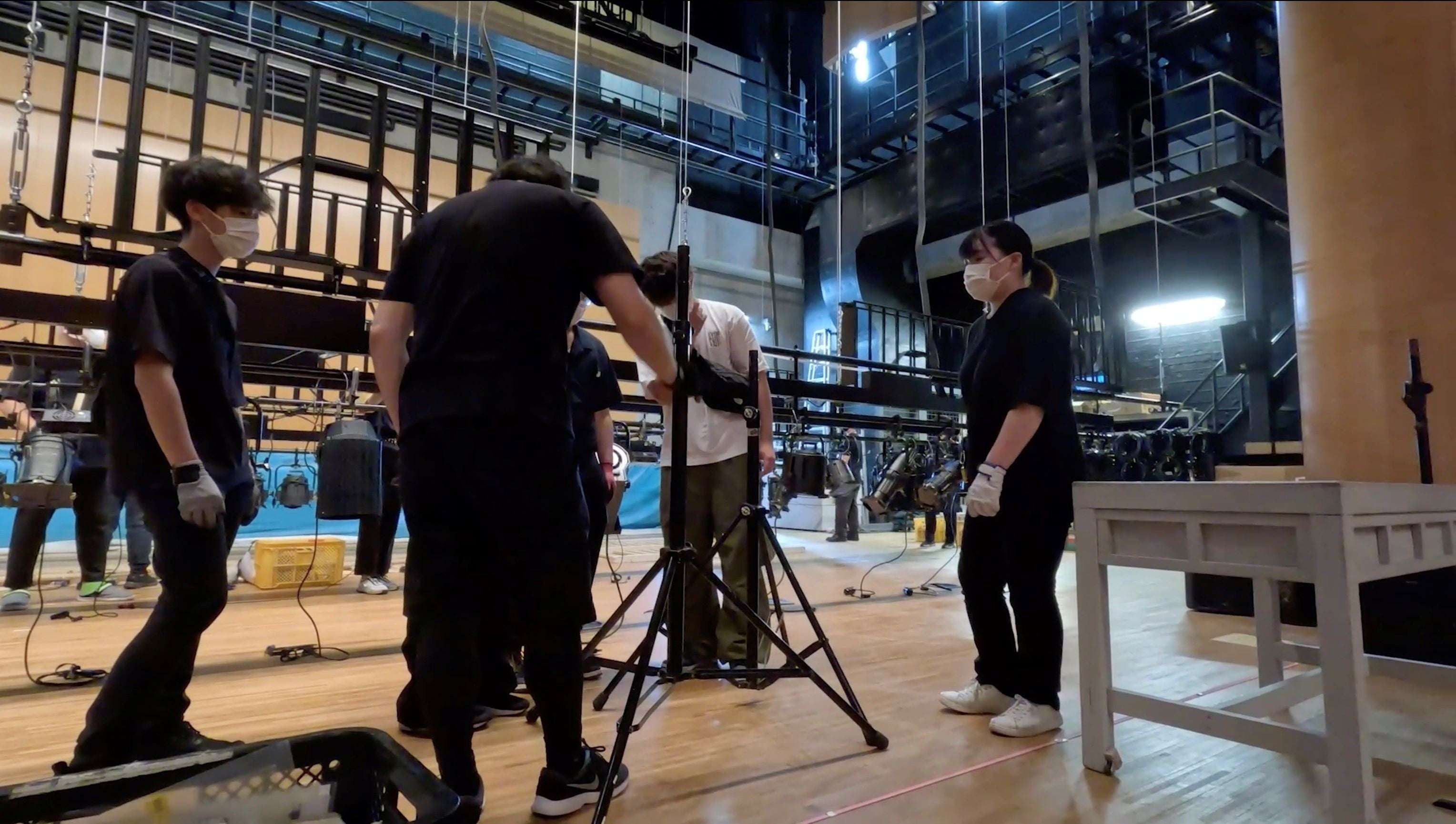 舞台制作を行う音響・ミュージック科と動画・映像クリエイト科の学生たち