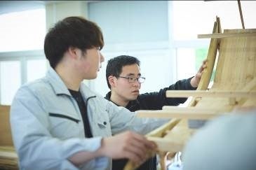 制作の様子（社殿）