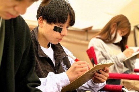 ふりかえりシート記入の様子