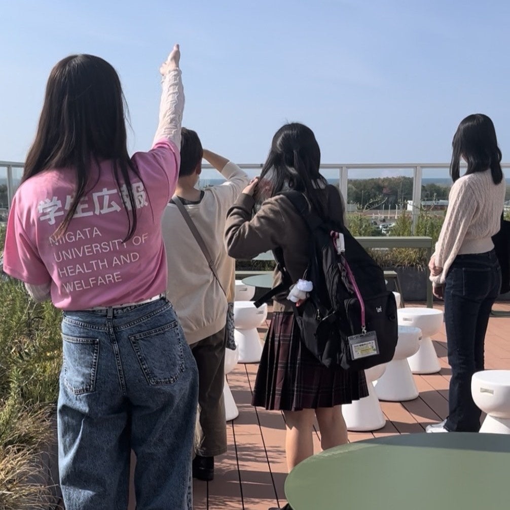 在学生キャンパスツアー」で案内をする様子。学生広報スタッフはピンクのポロシャツを着用