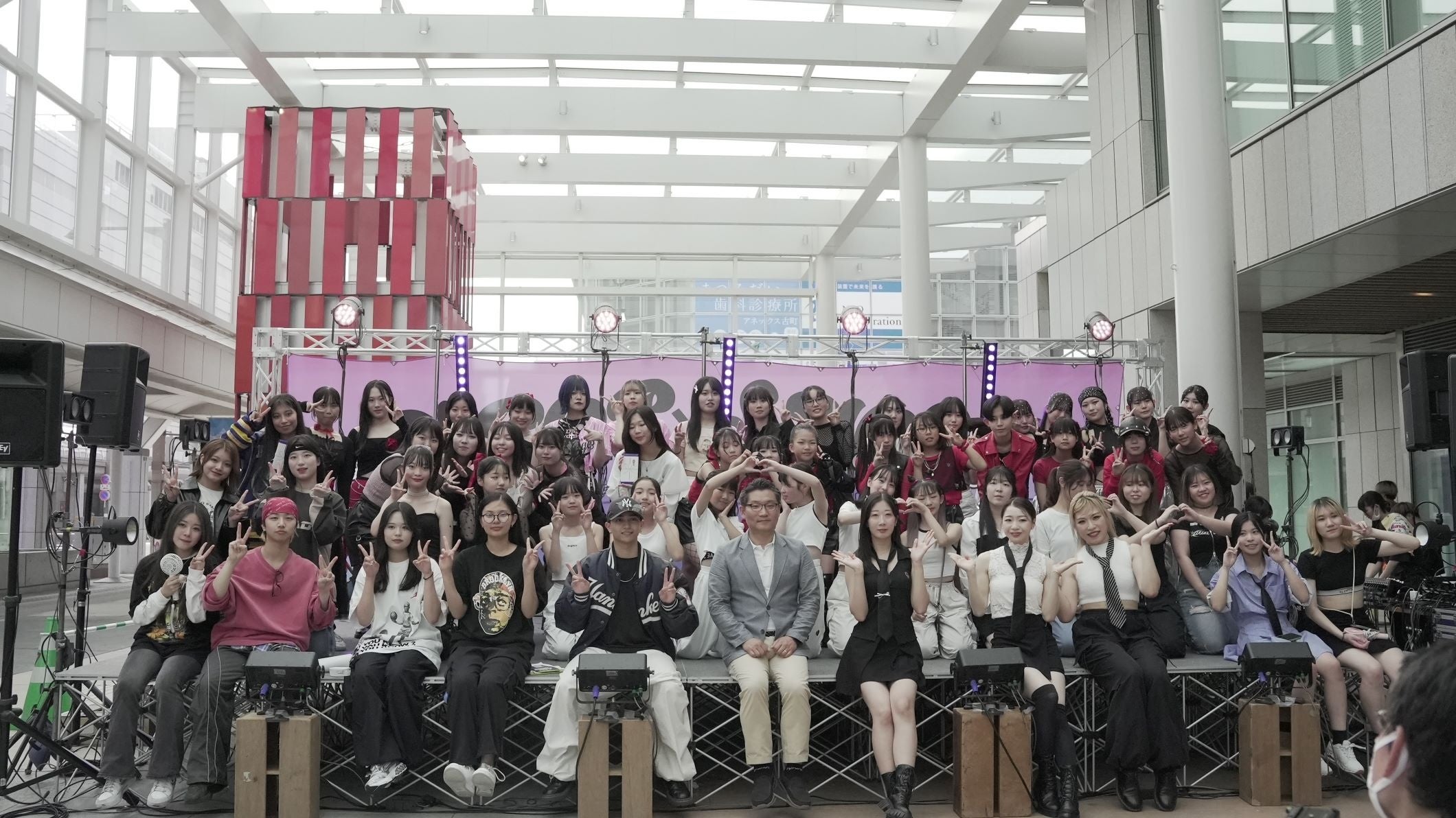 出演者記念撮影（中央：駐新潟大韓民国総領事館 洪仁泳（ﾎﾝｲﾝﾖﾝ）副総領事）